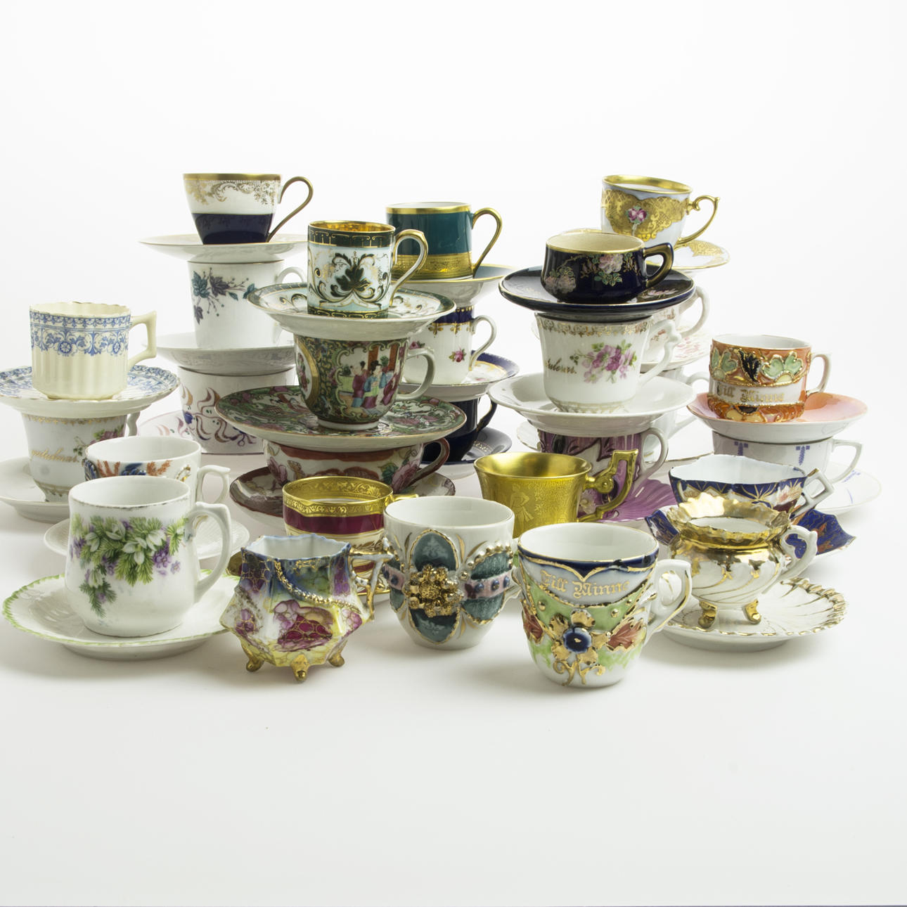 KAFFEKOPPAR MED FAT, samling av olika modeller.