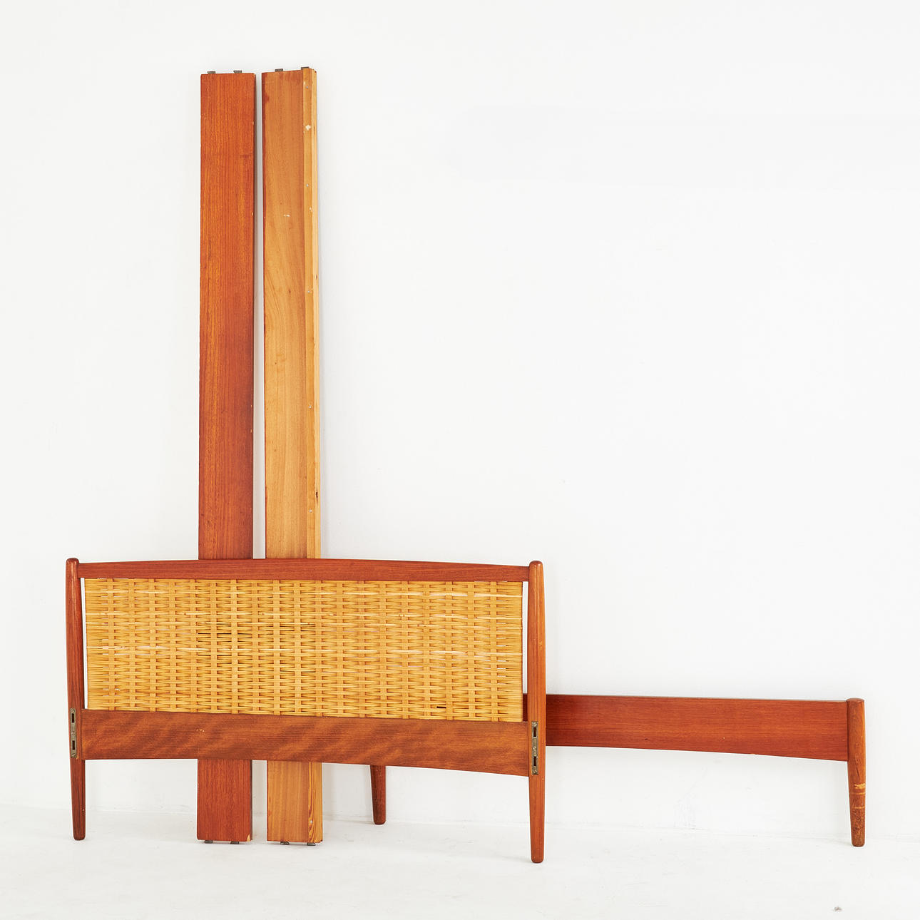 SÄNGSTOMME, 1900-talets andra hälft, teak, rotting.