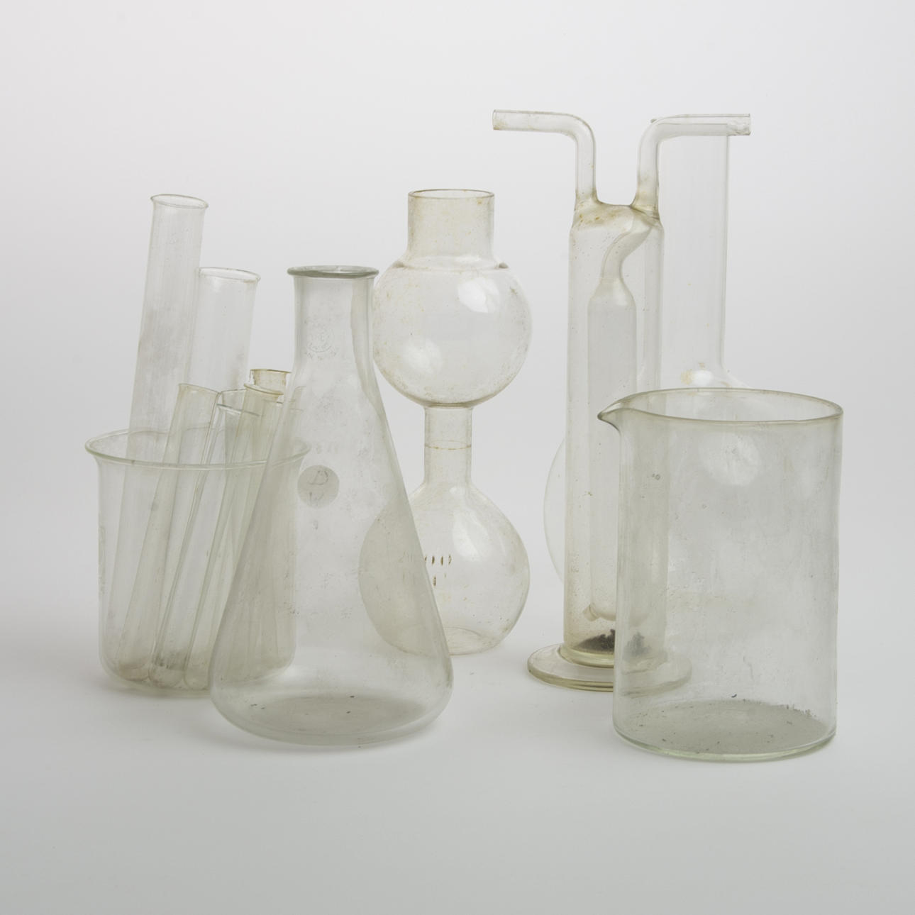 BÄGARE, KOLVAR, PROVRÖR MM, ca 80 delar.