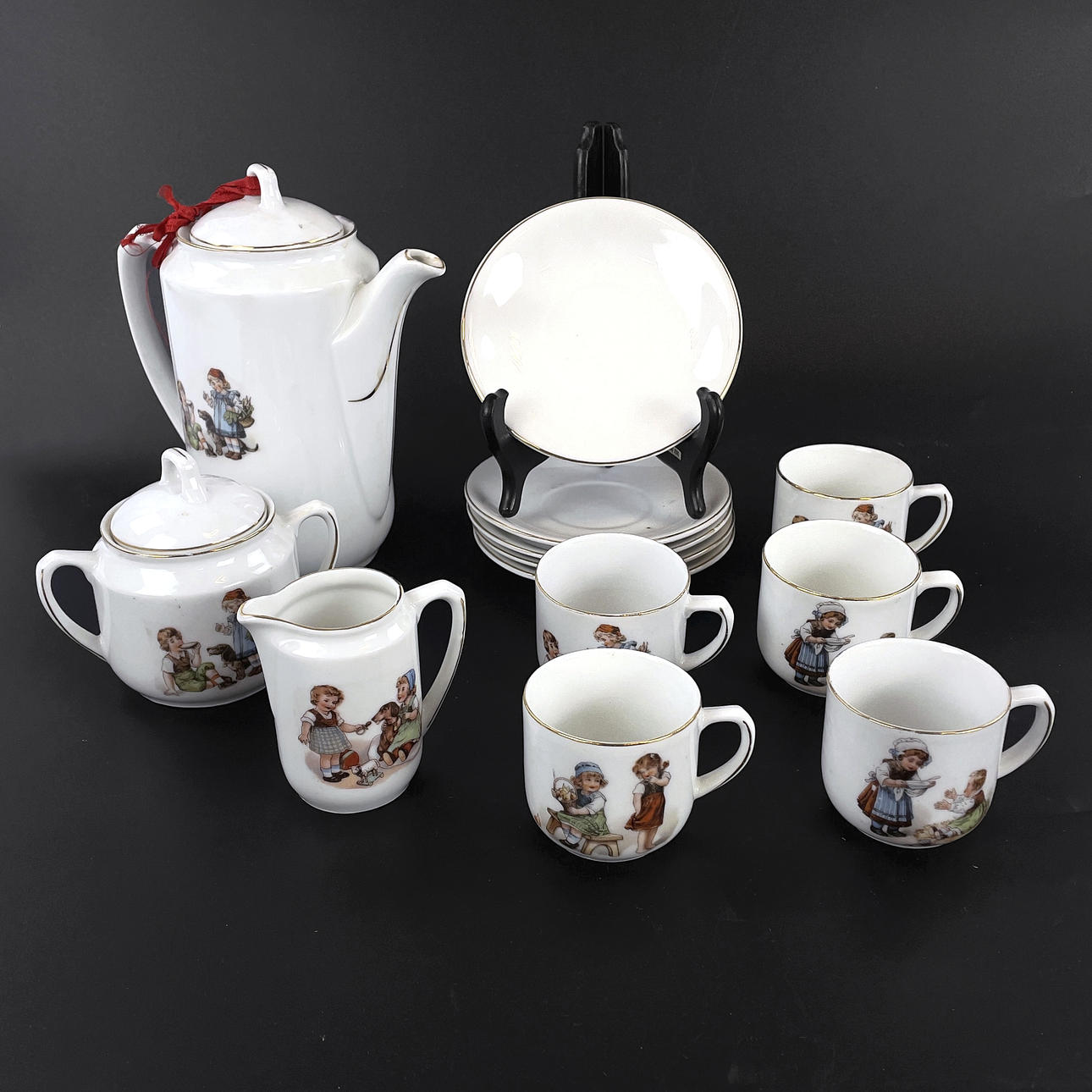 A 8-piece doll set, porcelain.