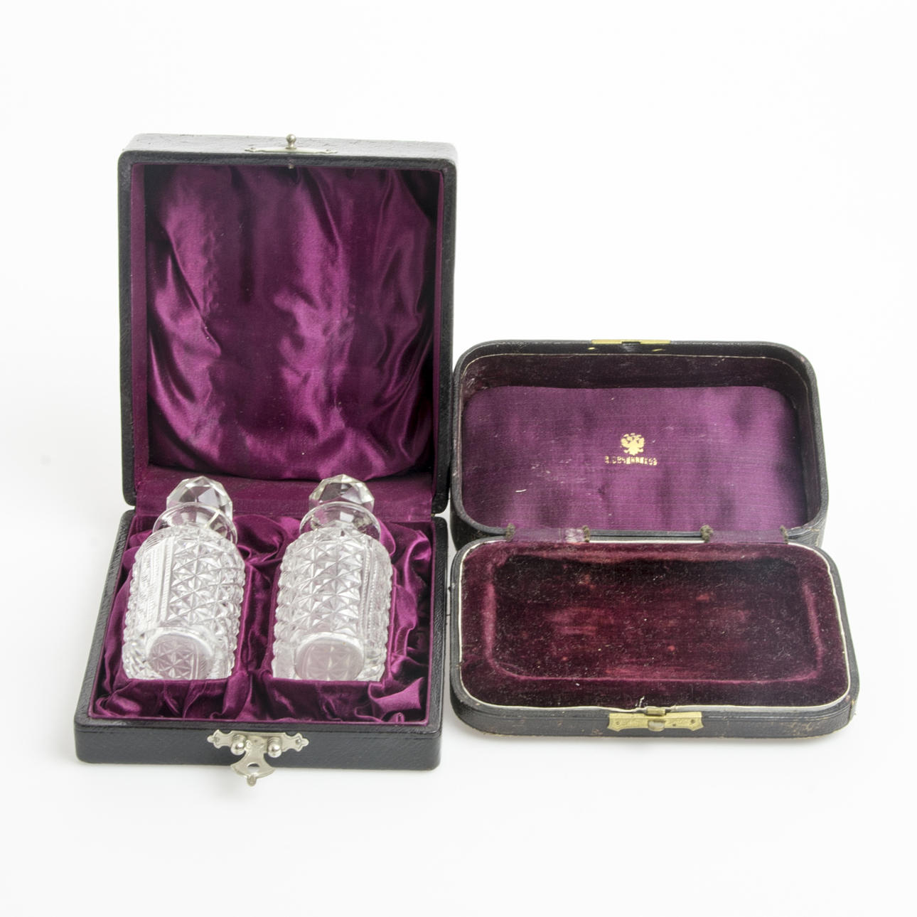 PARFYMFLACONGER I SCHATULL, kristall, 1800-tal.