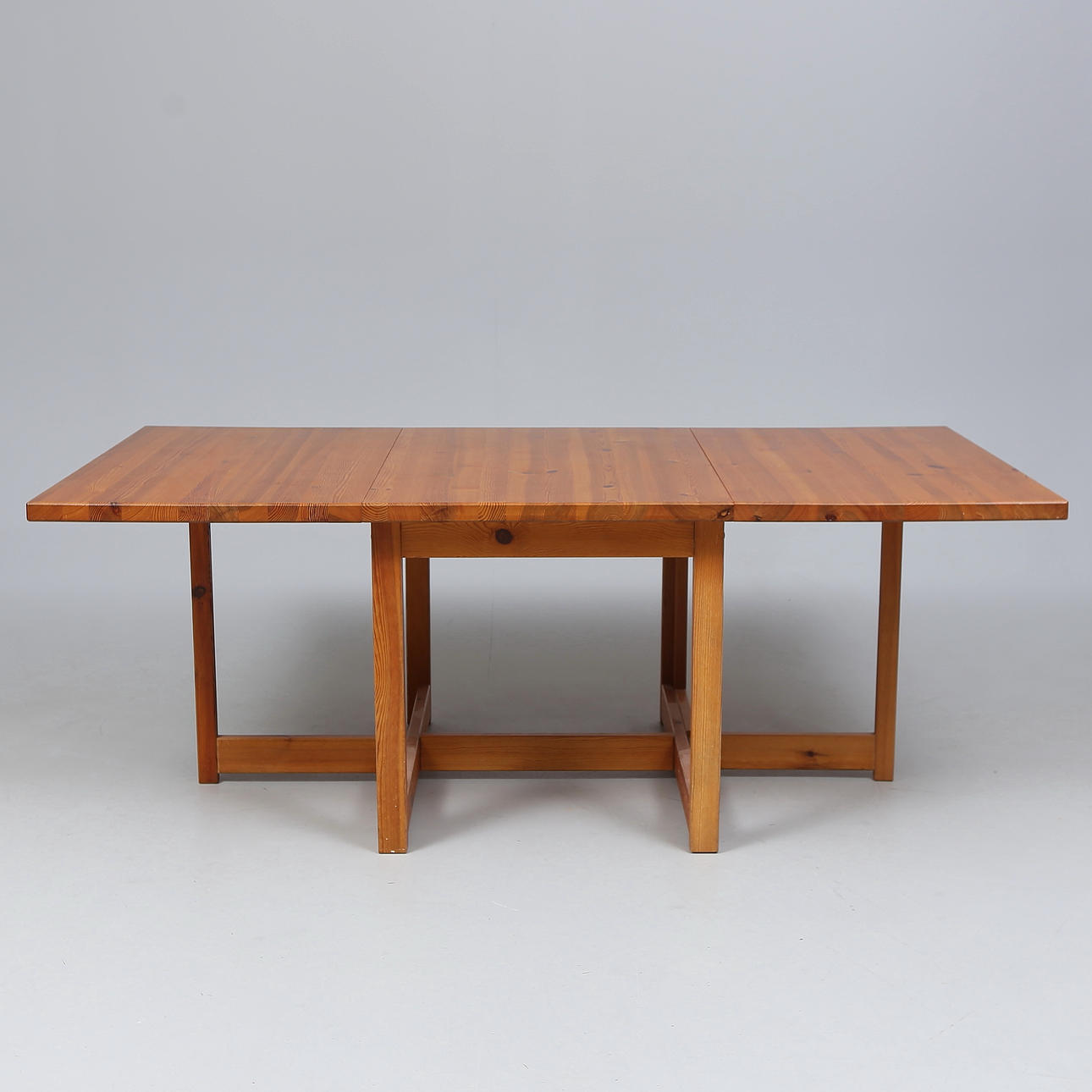 A SOLID PINE BATTING TABLE, second half of the 20th century.