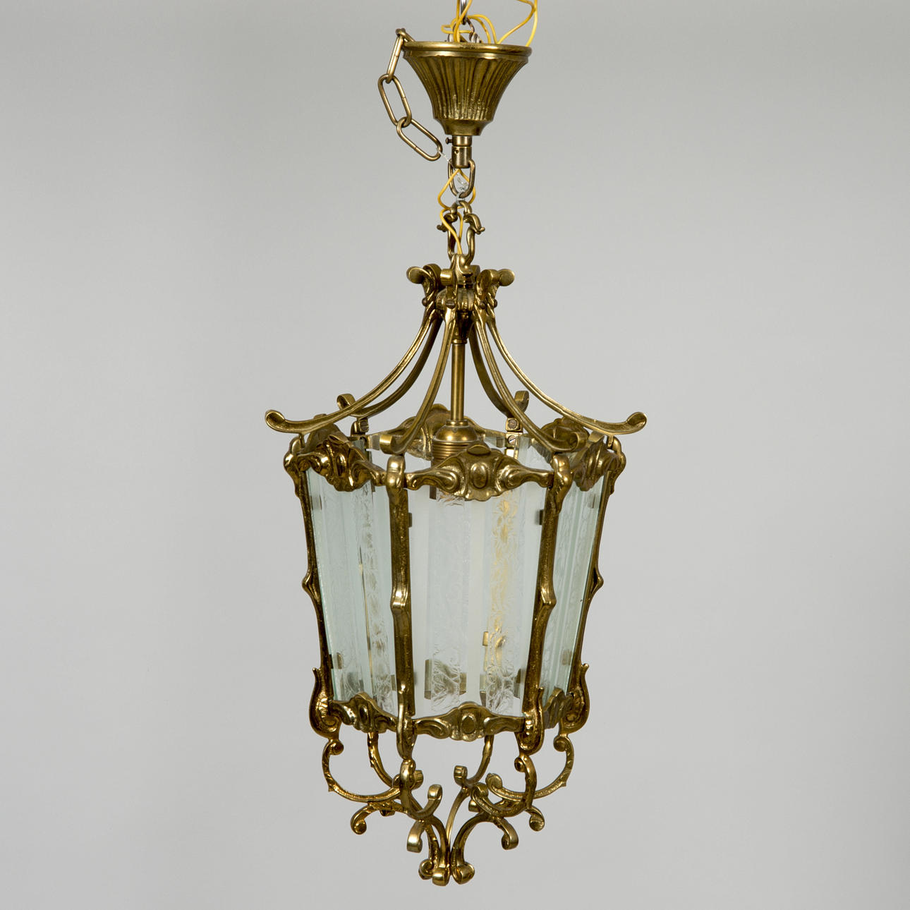 TAKLAMPA, mässing/planglas, sent 1900-tal.