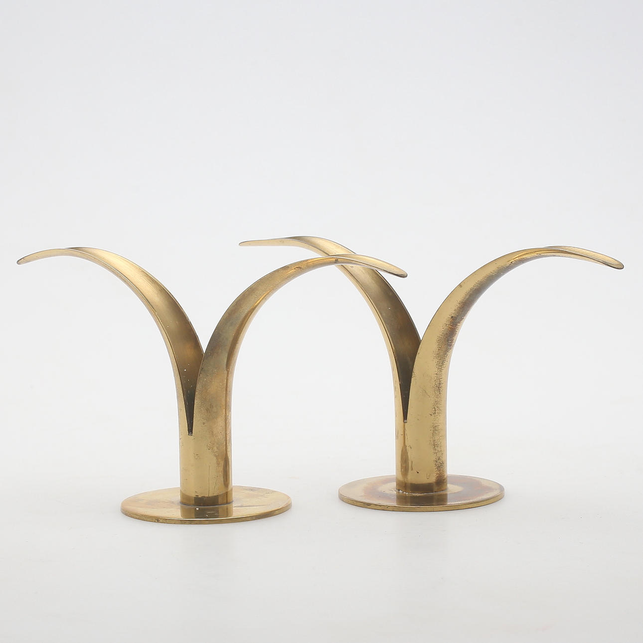 LJUSSTAKAR, ett par, mässing, "Liljan", Ivar Åhlenius Björk, Ystad Metall, 1900-talets tredje kvartal.