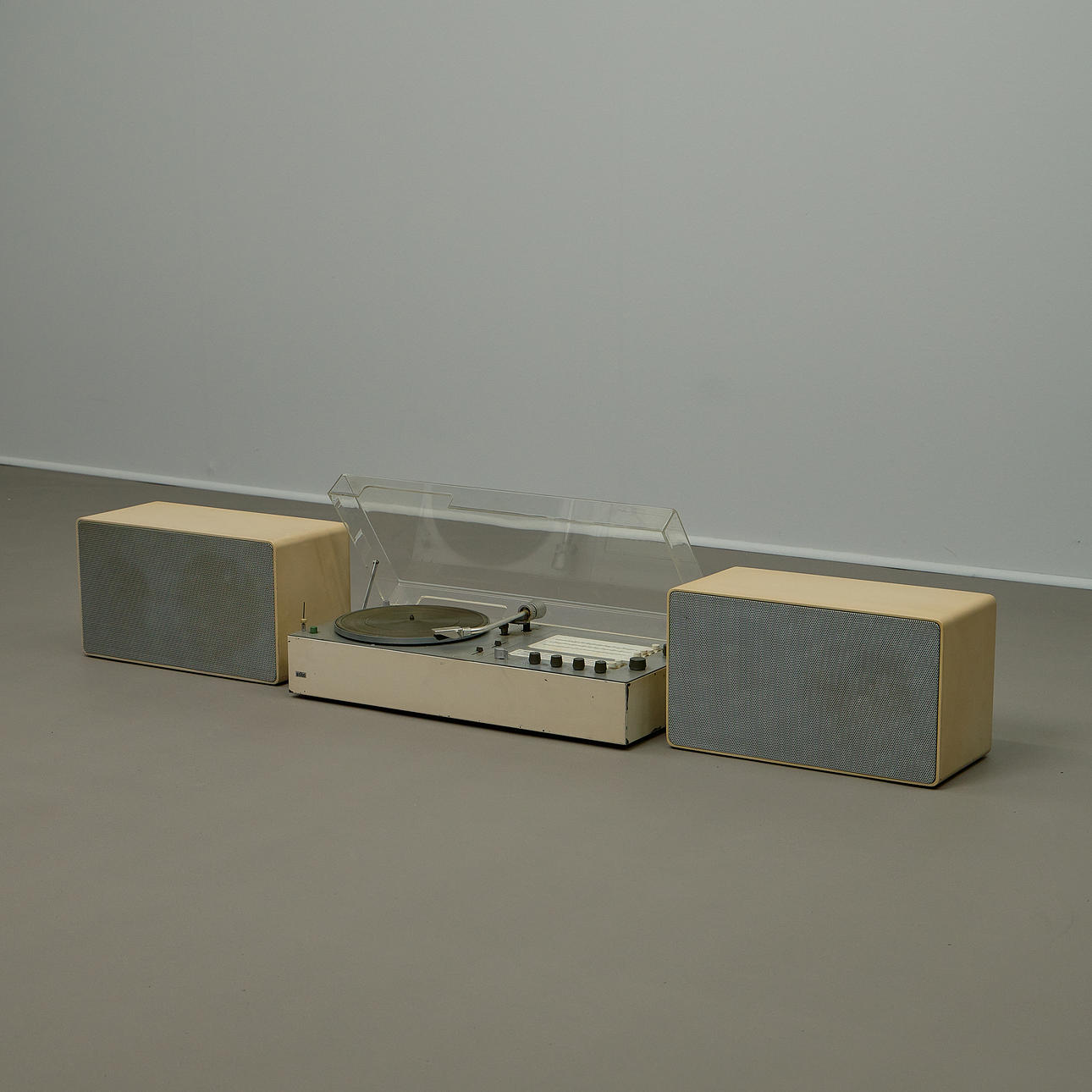 DIETER RAMS. Braun, Radioplattenspieler / Schallplattenspieler / zwei ...