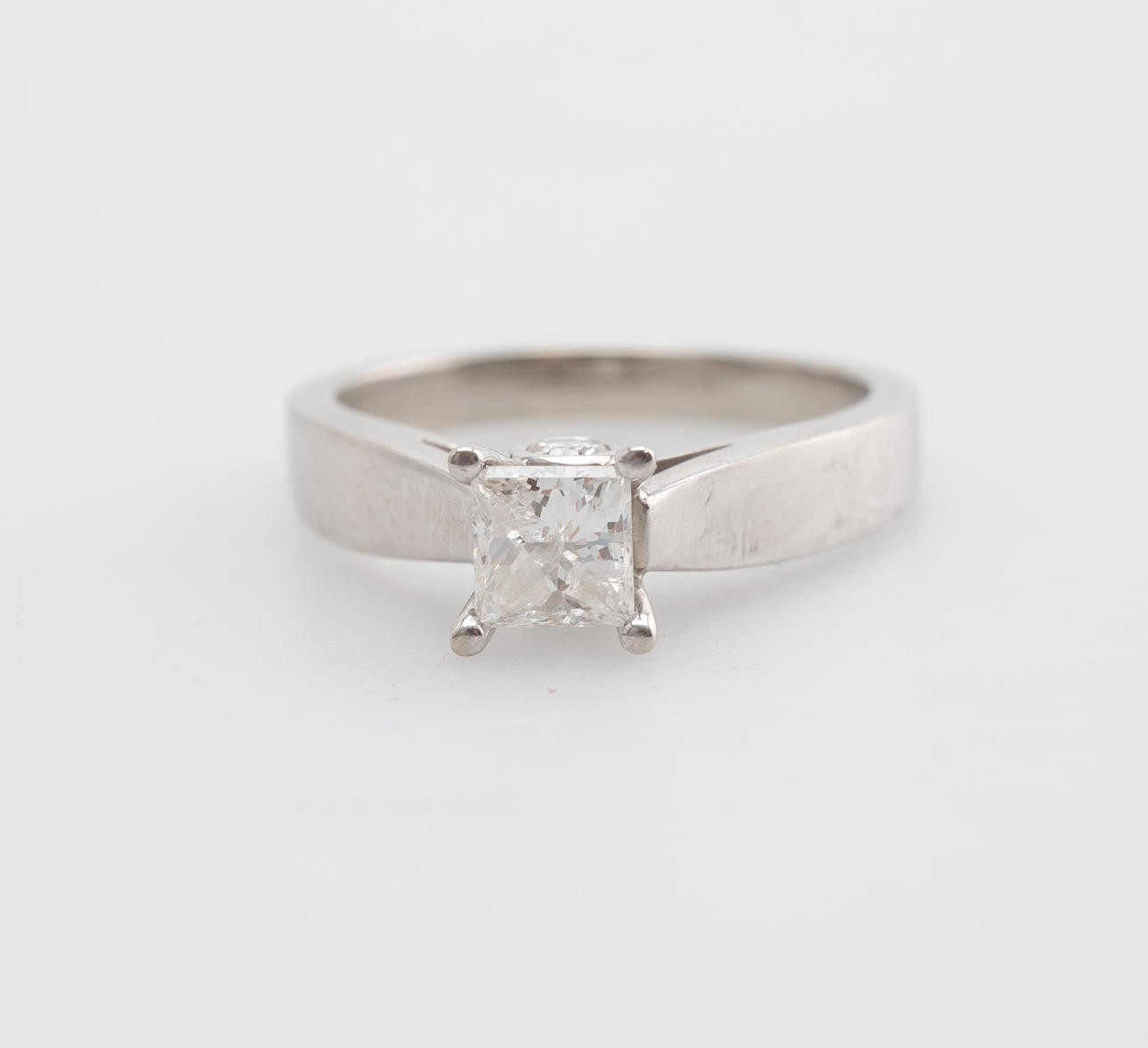 Ring mit Diamant im Princess-Schliff.