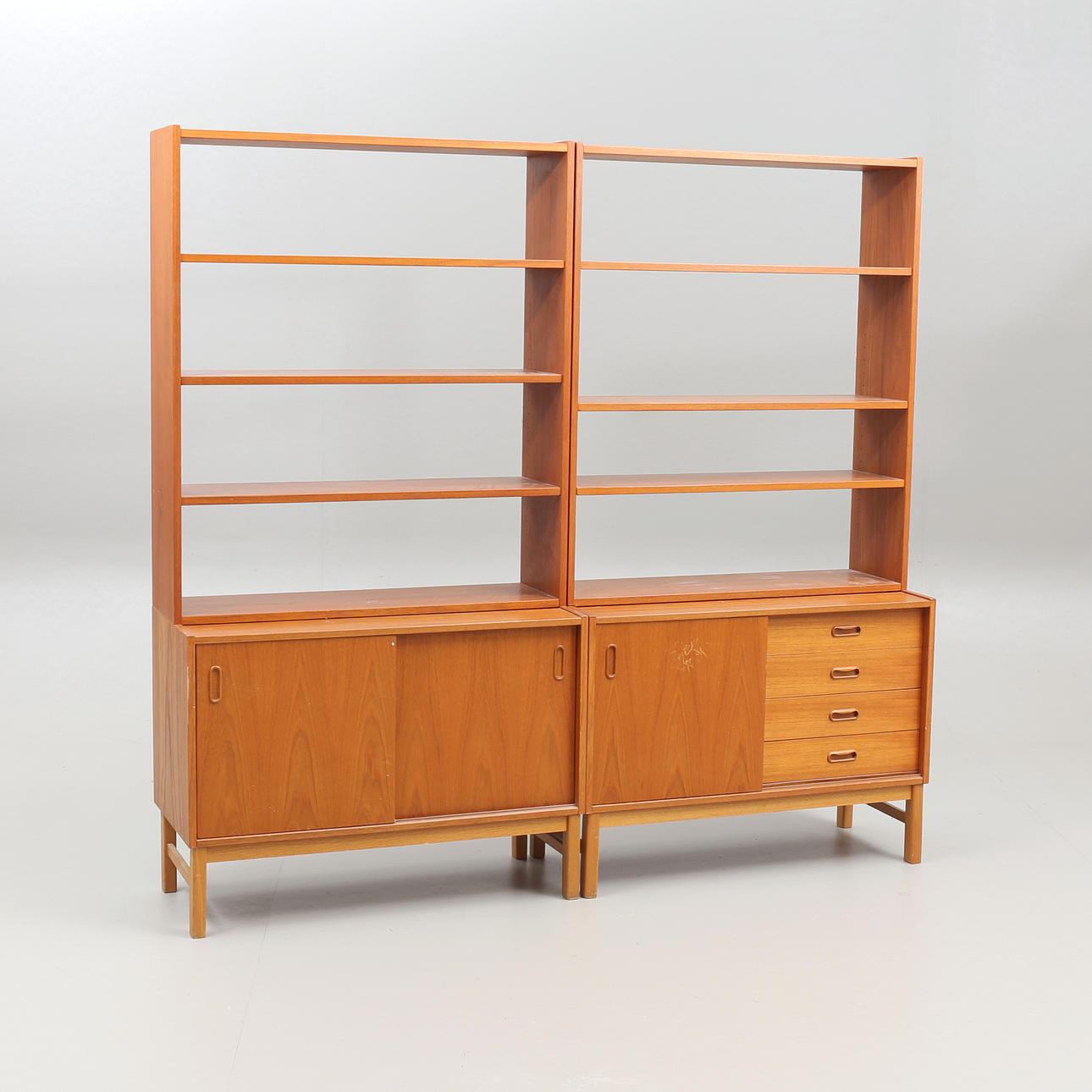 HYLLSYSTEM, 2 sektioner, teak, med skjutdörrar, 1960-tal. Möbler - Skåp ...