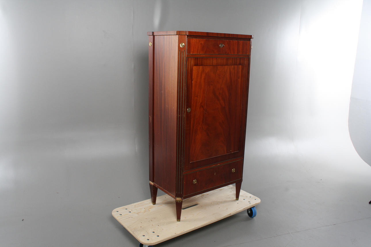 SKÅP, gustaviansk stil, 1900-tal.