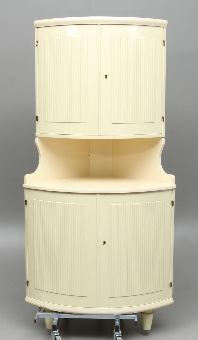 HÖRNSKÅP, gustaviansk stil, 1900-tal.