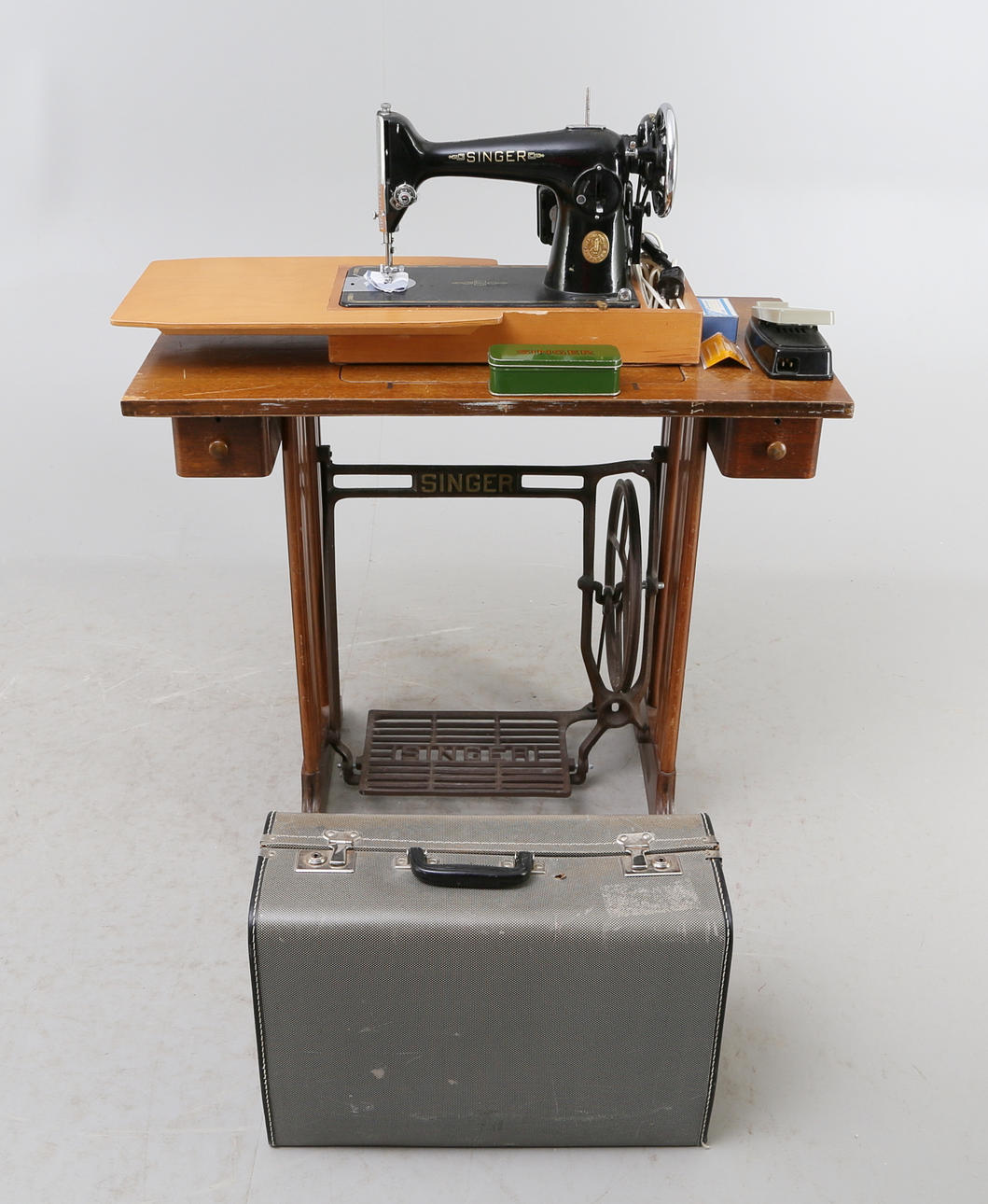 SYMASKIN samt BORD, Singer,tidigt 1900-tal.