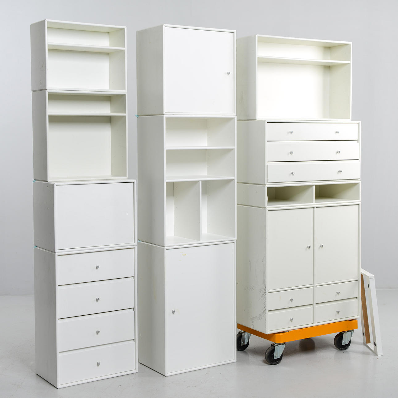 PETER J. LASSEN. Hyllsystem, "Montana", 11 moduler.