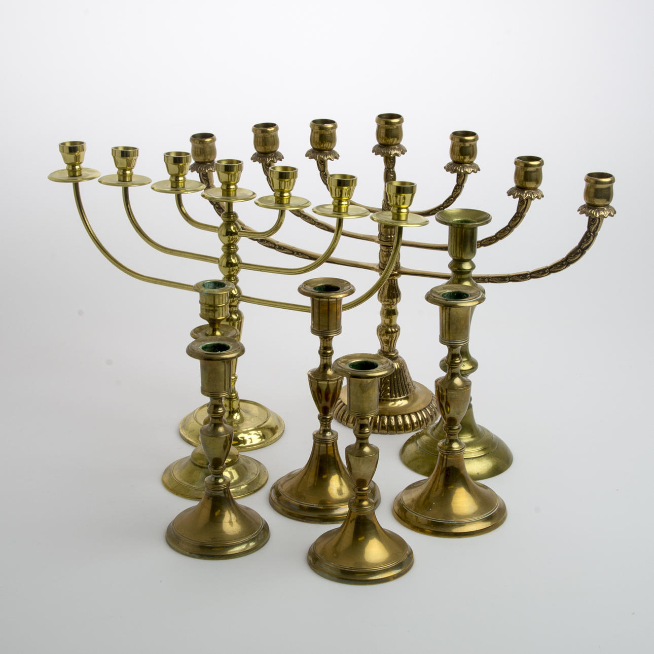 KANDELABRAR OCH LJUSSTAKAR, 7 stycken, mässing/brons.