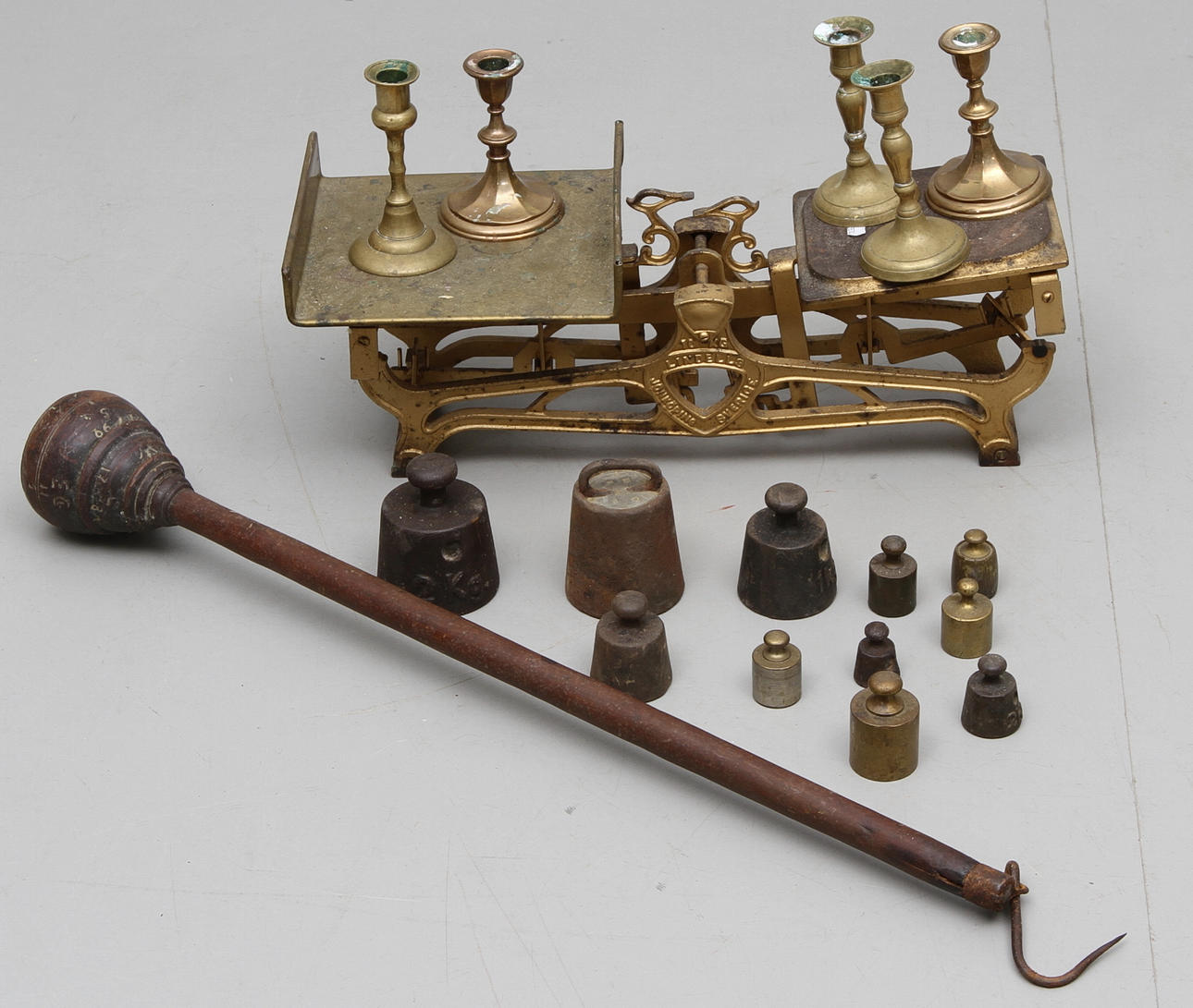 PARTI, vågar och ljusstakar.