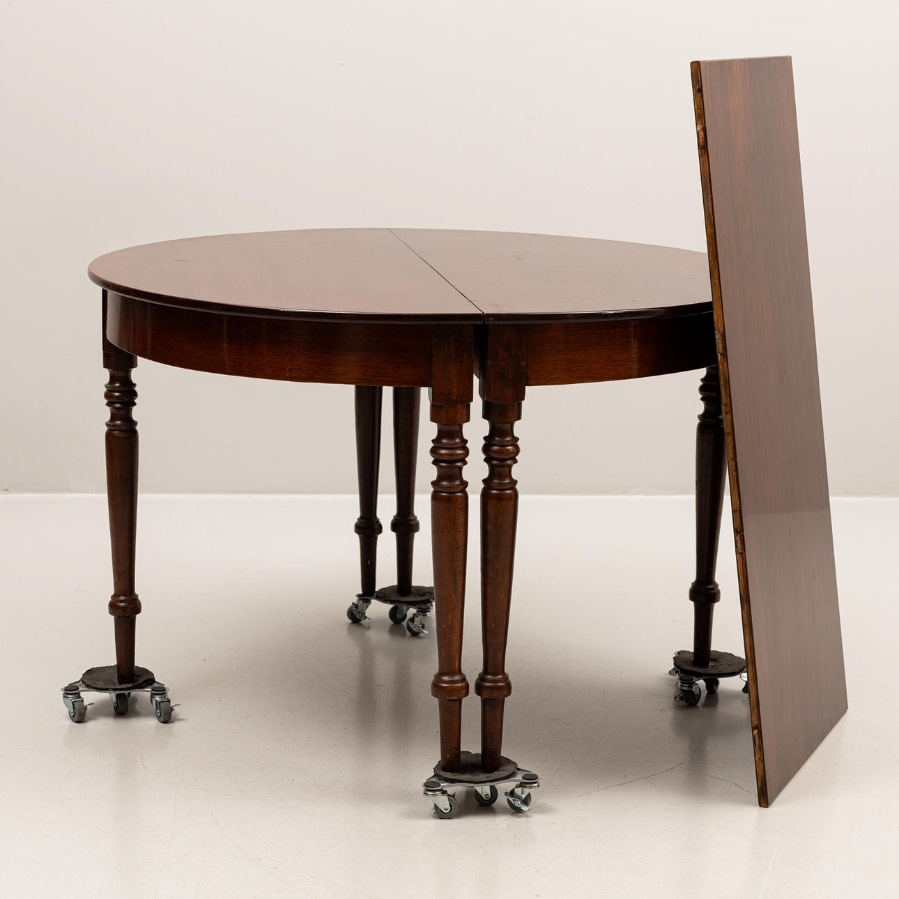 A dining table, + 1 mahogany veneer insert, 18th/20th century.