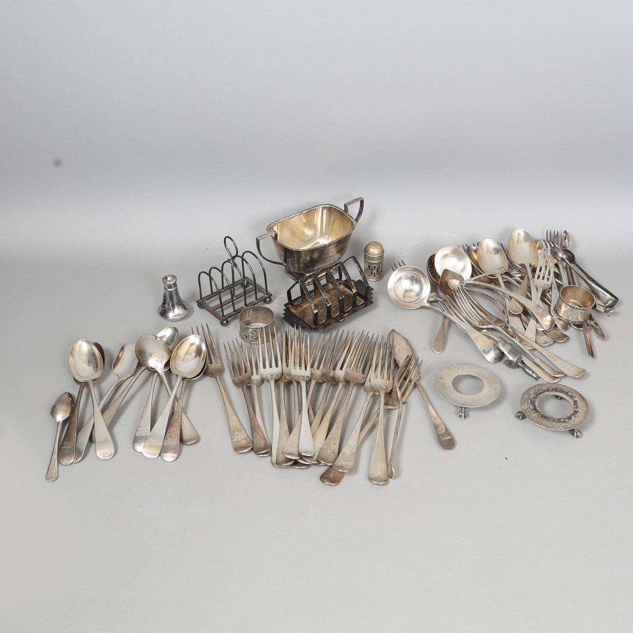 A COLLECTION OF MOSTLY SILVER PLATED CUTLERY (QTY).