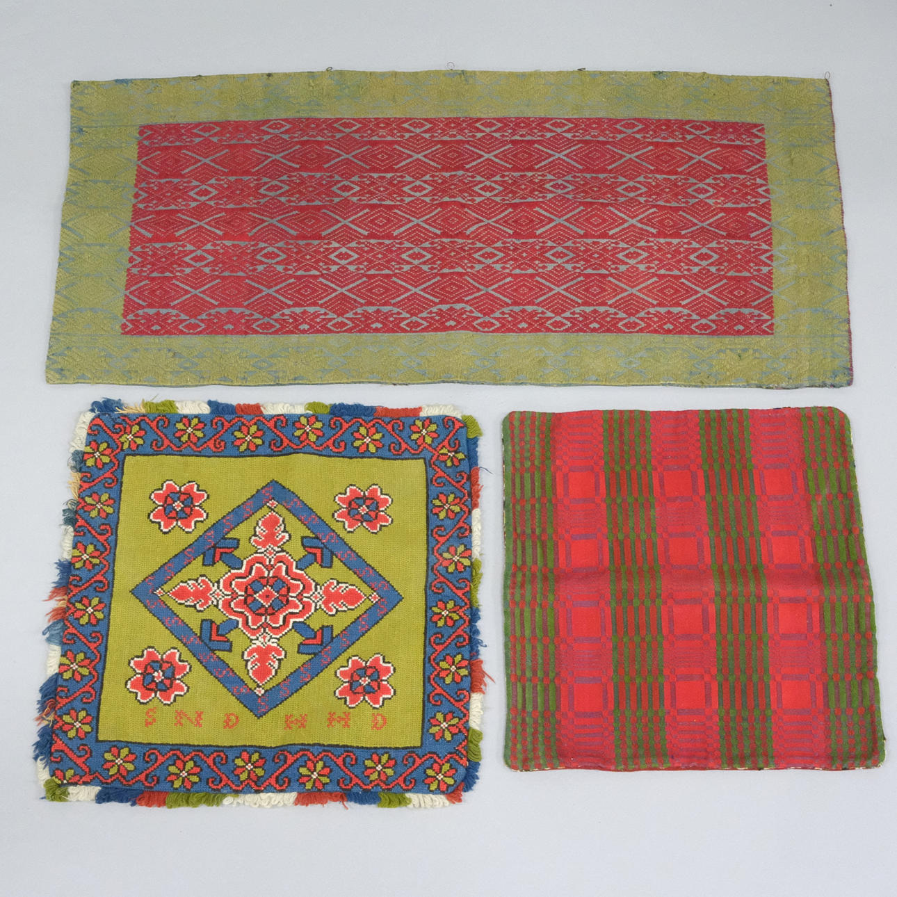 AGEDYNA OCH TVÅ JYNNEN, 1800-TAL. Mattor & Textil - Textil - Auctionet