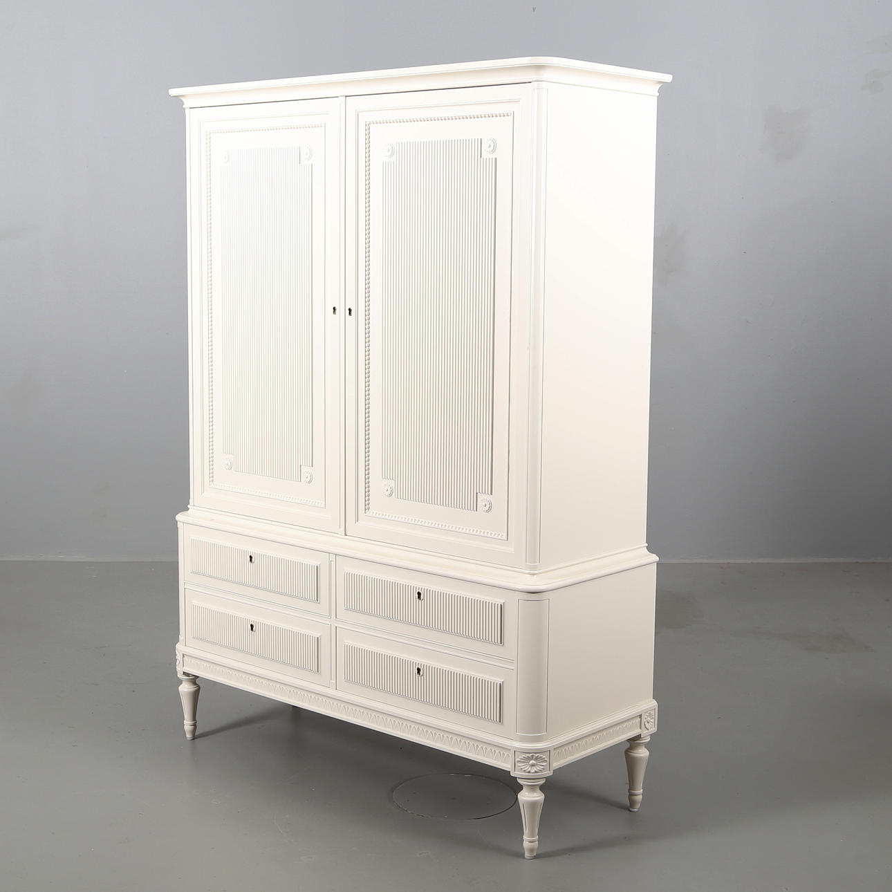 SALSSKÅP, gustaviansk stil 1900-tal. Vitlackat trä.