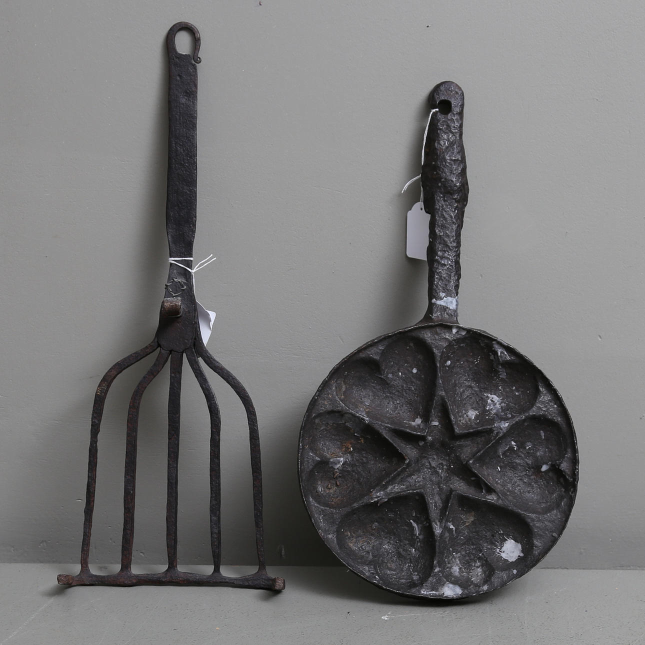 SMIDESFÖREMÅL, 2 delar, 1800-tal.