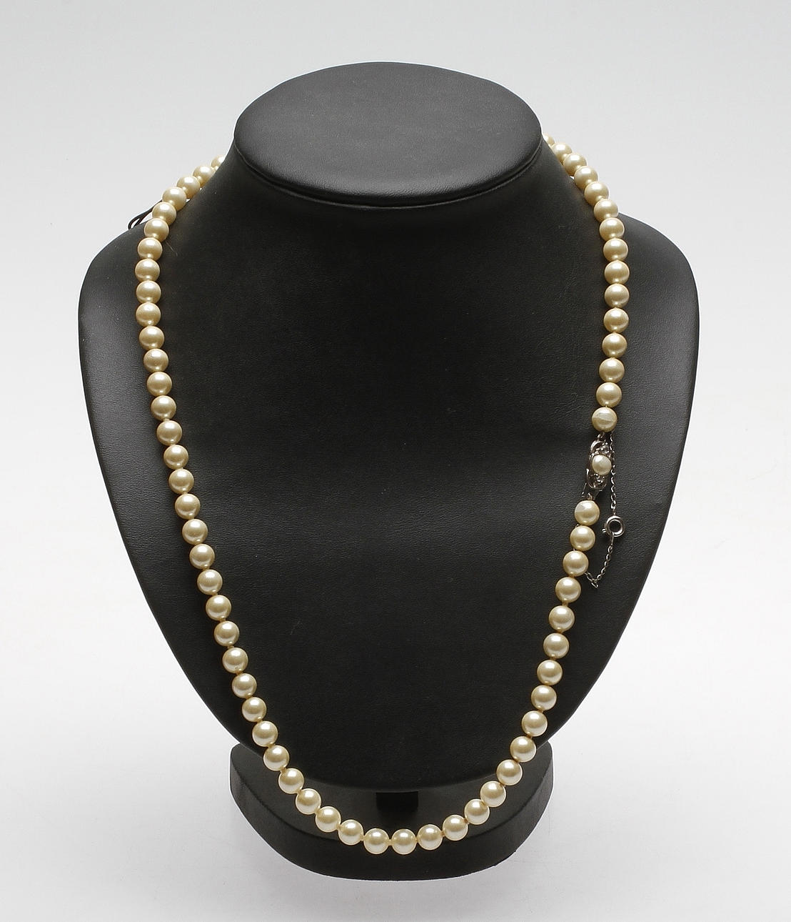 COLLIER med pärlor och silverlås, 1900-tal.