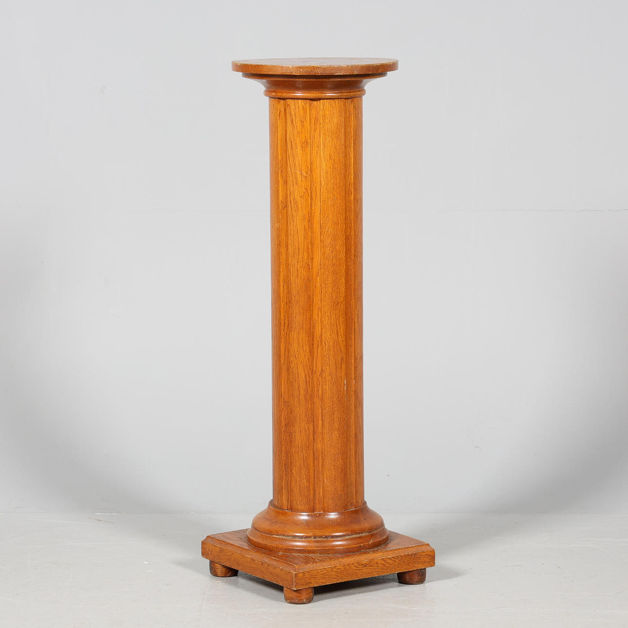 Una columna de madera.