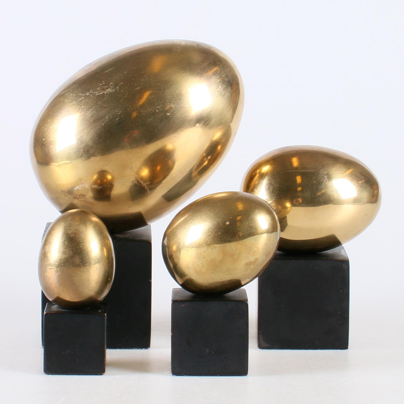 OIDENTIFIERAD KONSTNÄR. Skulpturer, 4 st. Mässing, ägg på sockel, 1900-tal.