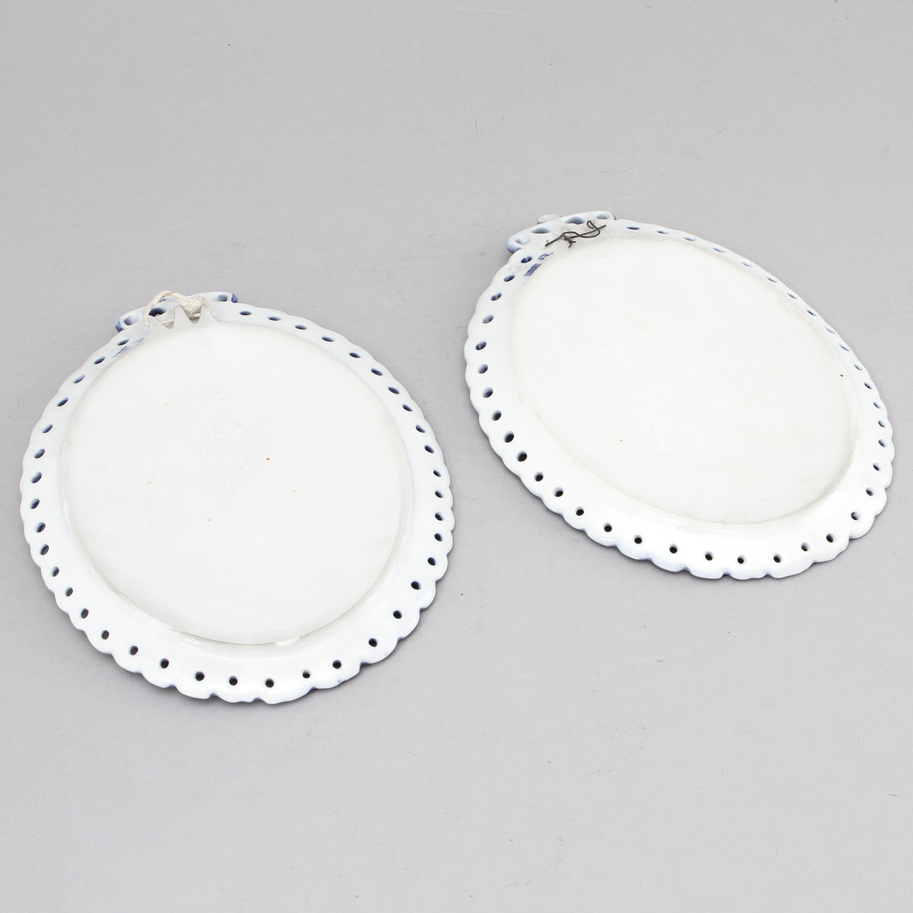 MINNESPLAKETTER, två stycken, porslin, Royal Copenhagen.