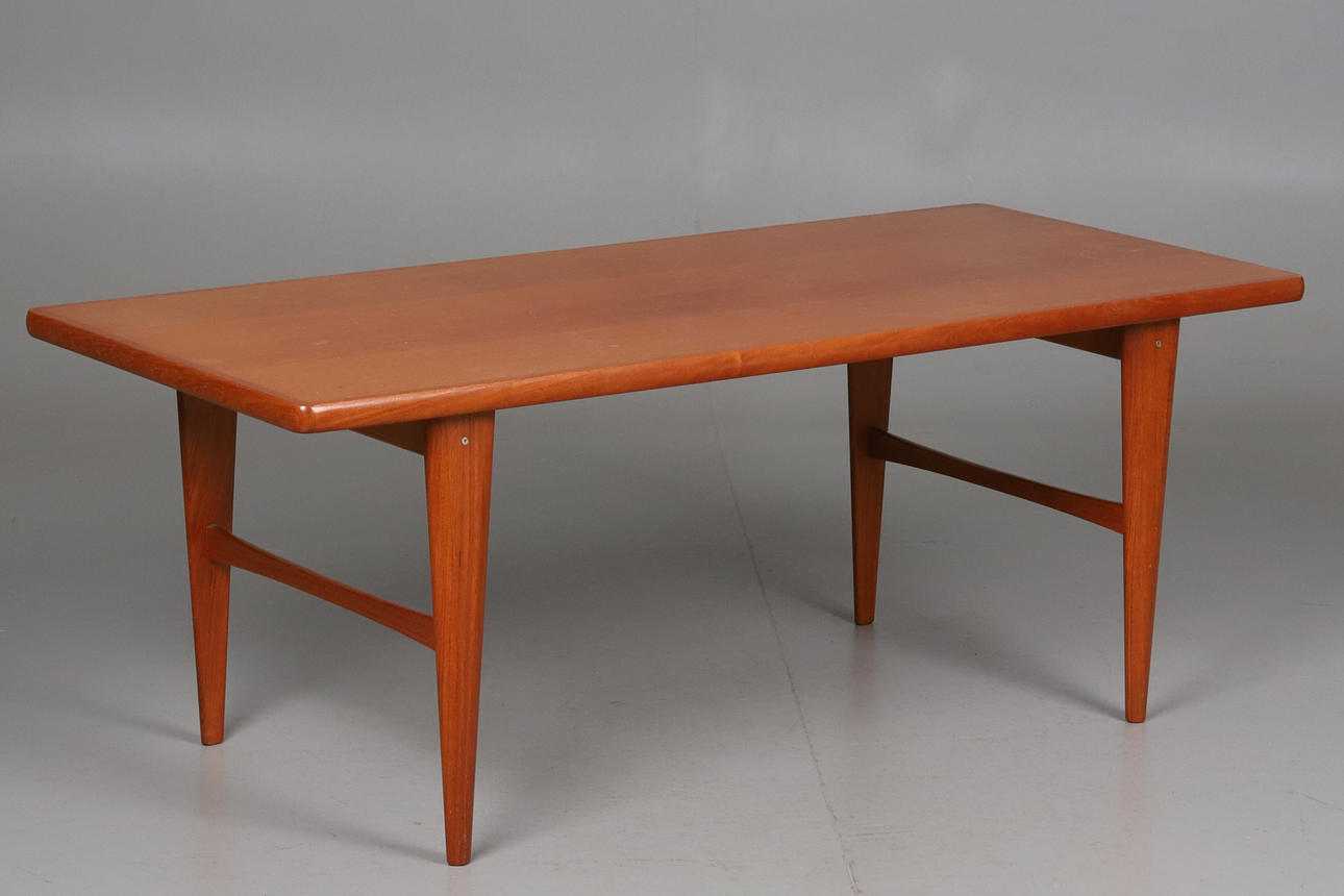 MESA DE CAFÉ Teca, alrededor de la década de 1960.