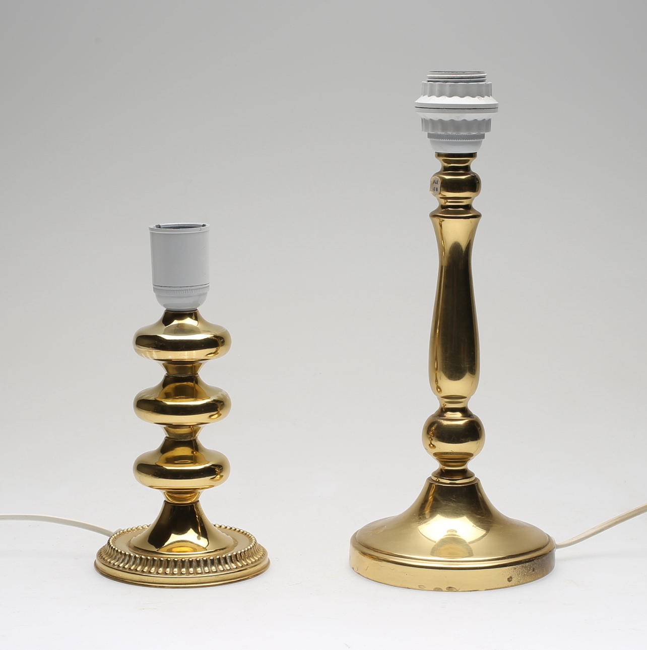 BORDSLAMPA, 2 st, mässing, Bl a Ivars, 1900-talets andra hälft.