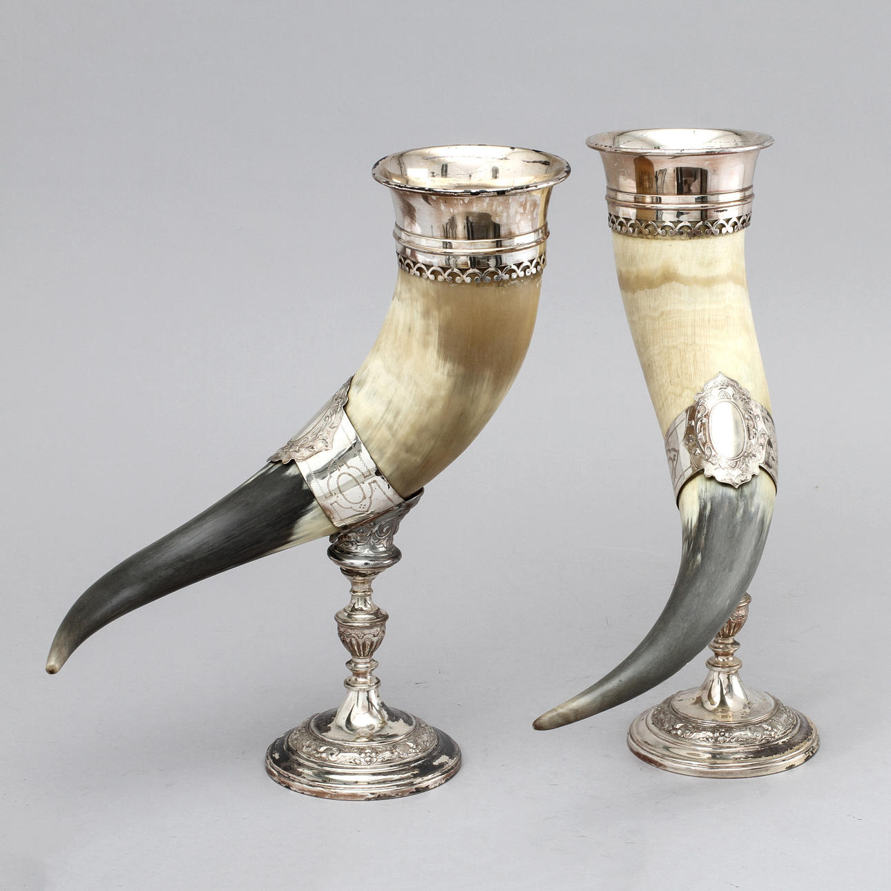 DRYCKESHORN, ett par, horn med nysilvermontering. Nyrenässans, WMF, Tyskland.