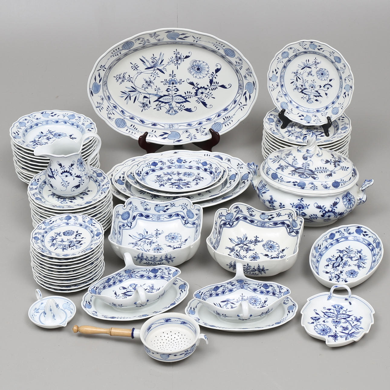 MATSERVIS, 63 delar, "Lökmönstret", märkt Meissen, 1900-tal.