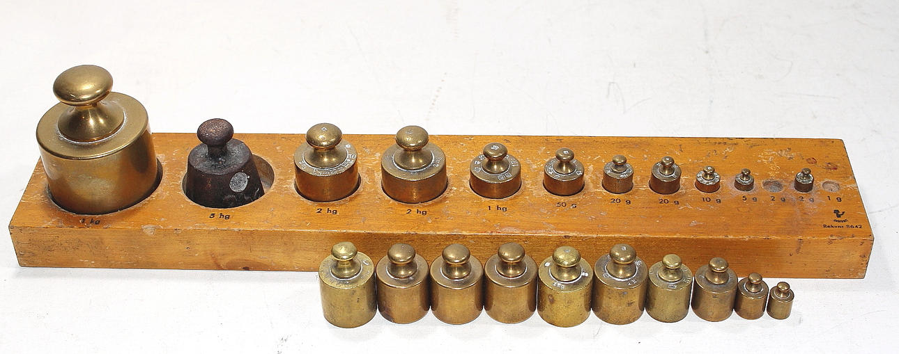 VIKTSATS, mässing, med extra vikter.