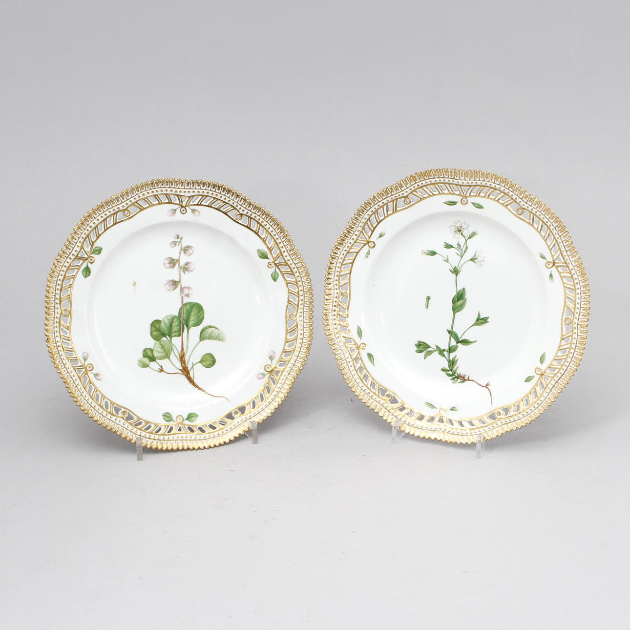 TALLRIKAR "FLORA DANICA", ett par, porslin, modellnr 3554. Royal Copenhagen 1964.