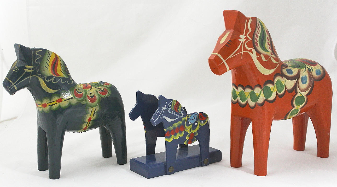 DALAHÄSTAR,, 2 st samt servettställ.