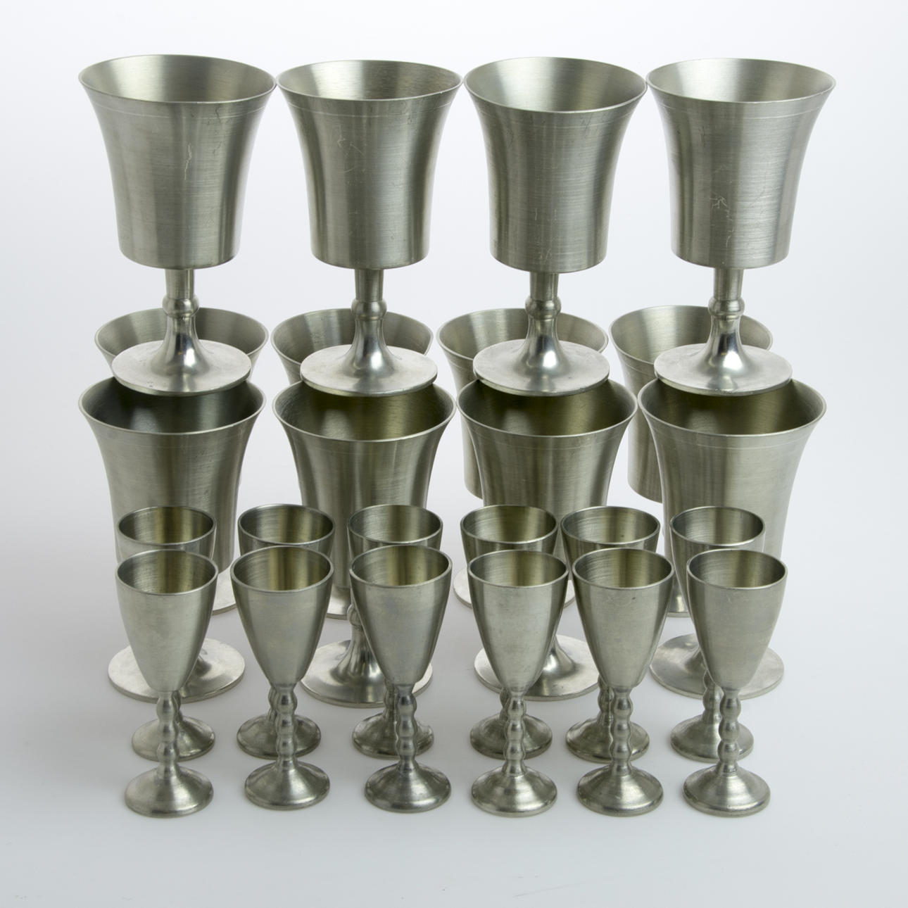 VIN- SAMT SNAPSGLAS PÅ FOT, 12+12 stycken, tenn, sent 1900-tal.