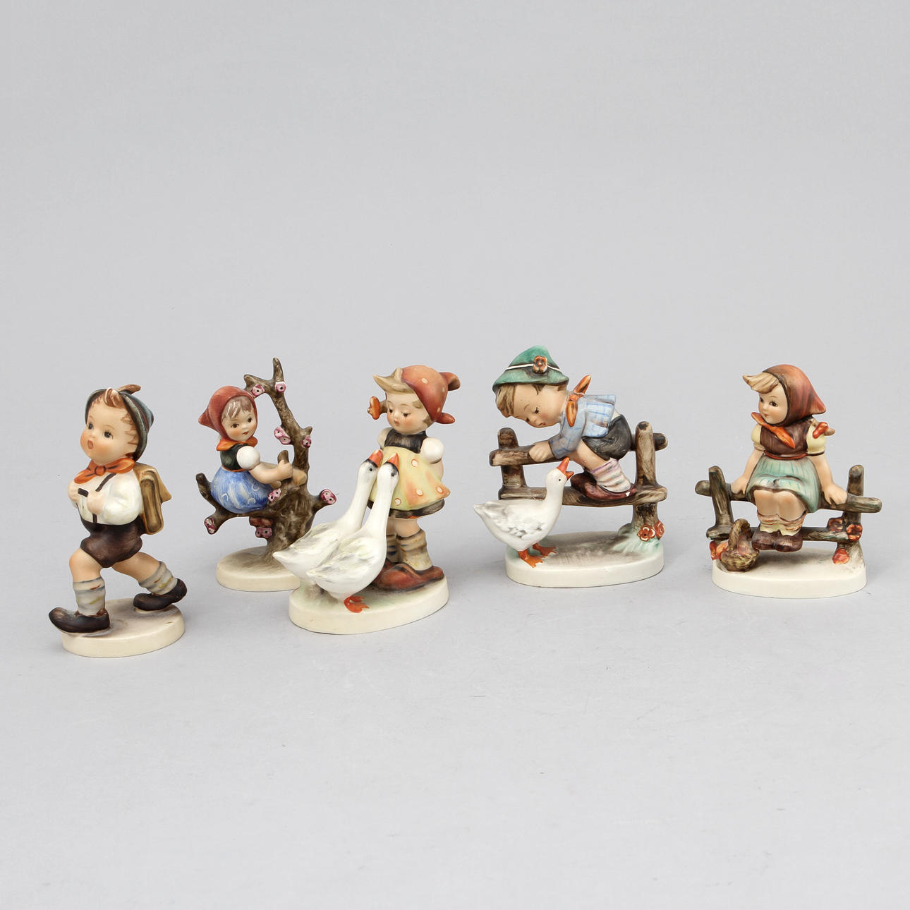 HUMMELFIGURINER, 5 st, porslin, Goebel, 1900-tal.