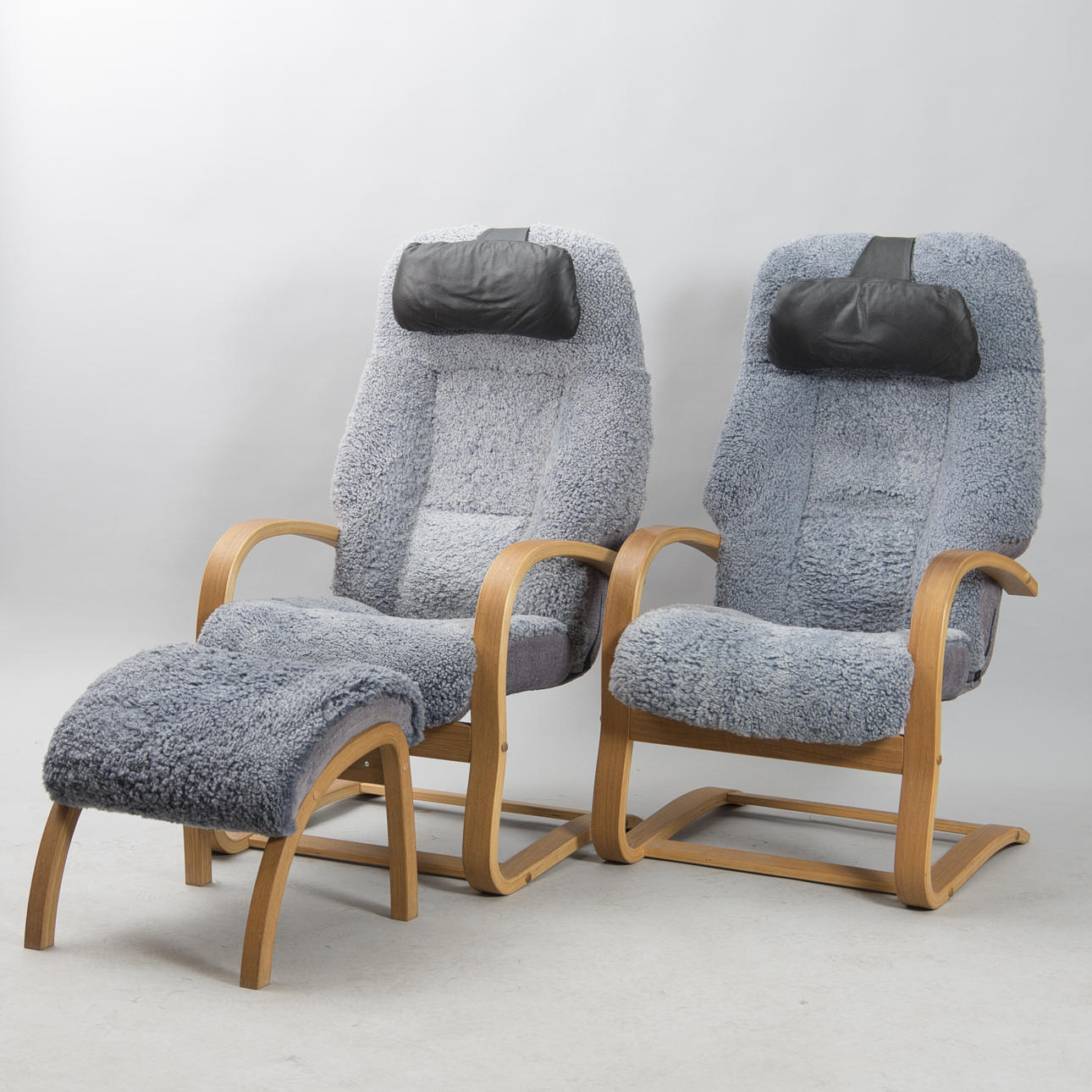 FÅTÖLJER, 1 par, samt fotpall, fårskinn/ek.