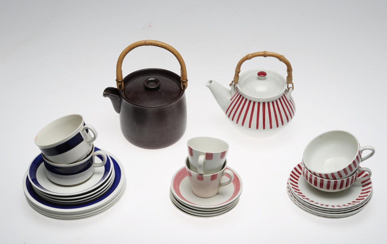 SERVISDELAR, 28 st, bland annat "Tea Röd", Karin Björquist, Gustavsberg.