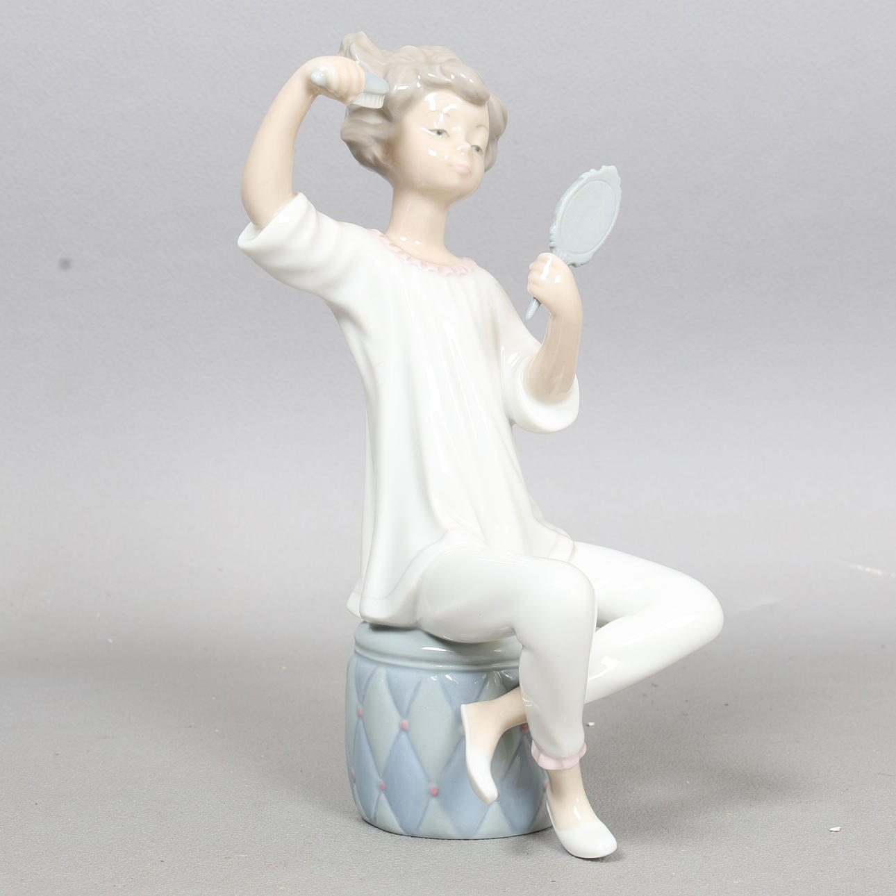 A LLADRO 'GIRL WITH BRUSH' FIGURE.