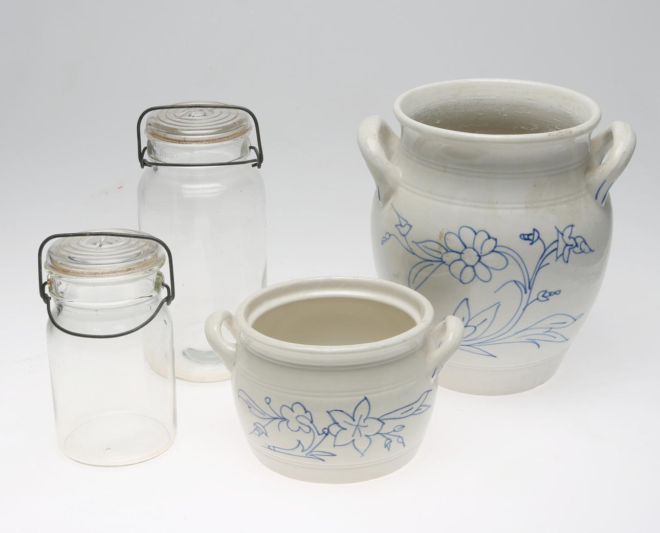 KRUS samt BURKAR, 4 delar, keramik och glas, bland annat Rörstrand, 18/1900-tal.