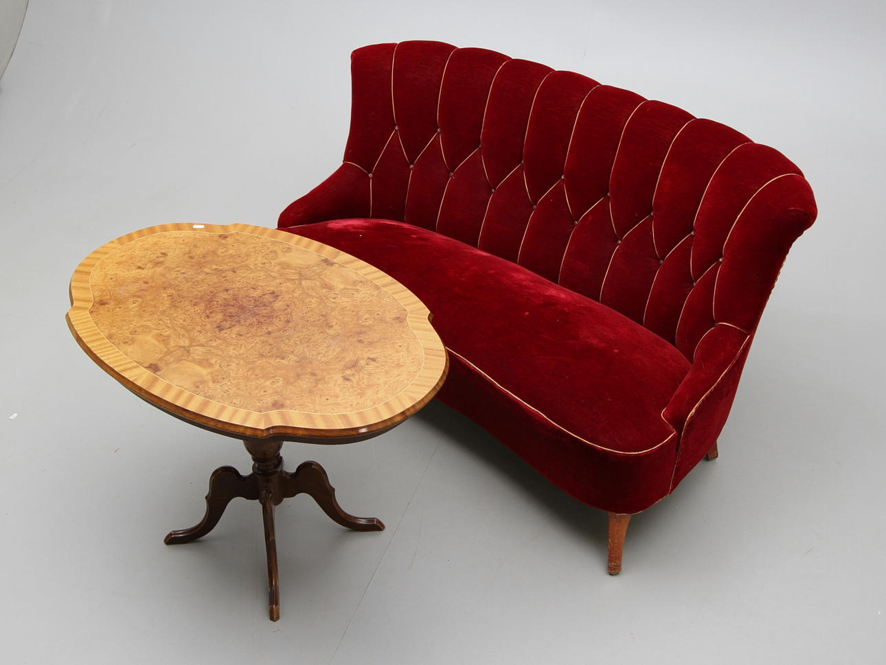 SOFFA SAMT SALONGSBORD, 2 del, 1900 talets mitt.