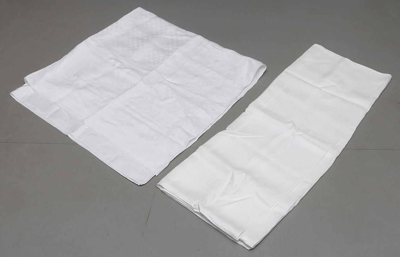 DUKAR, 2 st, linnedamast, drakmönster, 1900-tal.