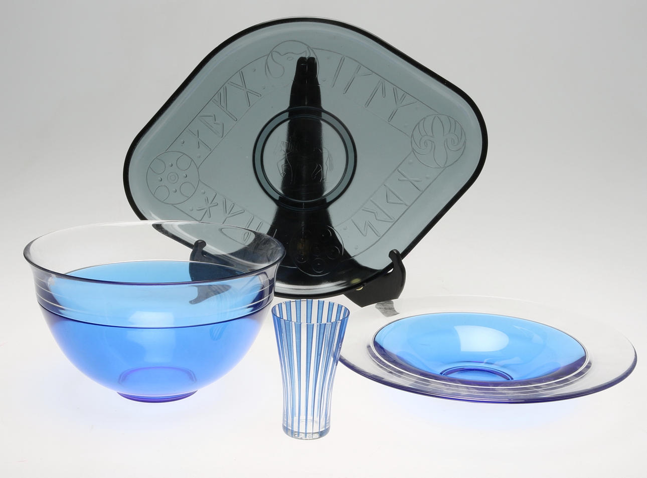 GLASFÖREMÅL, 4 delar, bland annat Strikt, Bengt Orup, Johansfors.