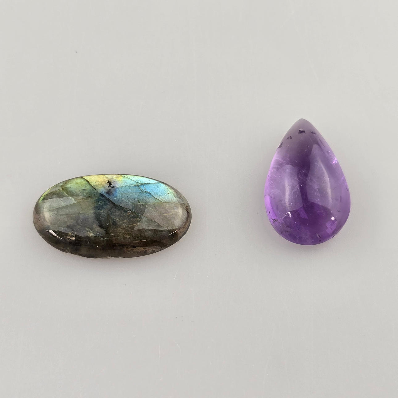 Labradorit 47,53ct og ametyst 52ct GFCO certificeret cabochon.