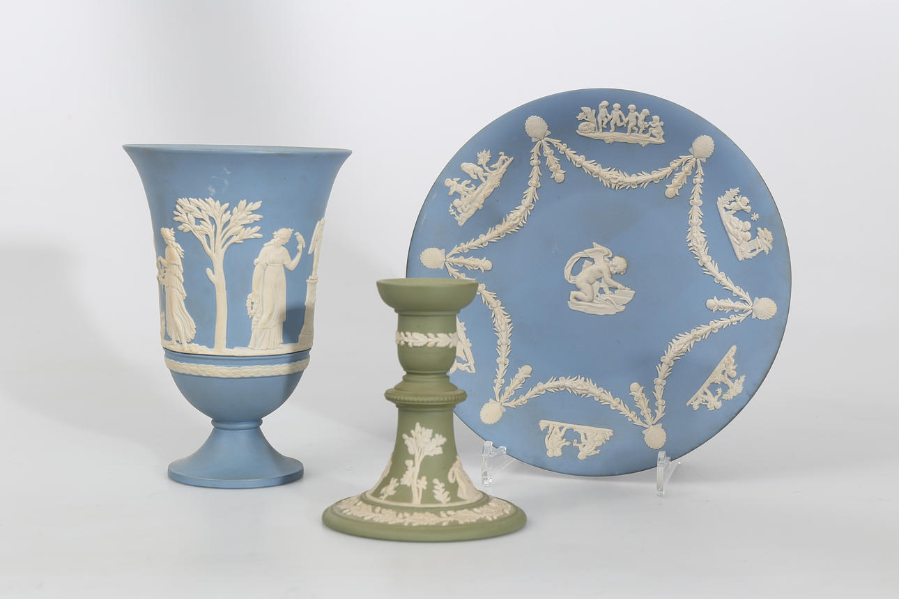VAS, LJUSSTAKE OCH FAT, porslin, 3 delar, Wedgwood, England, 1900-talets andra hälft.