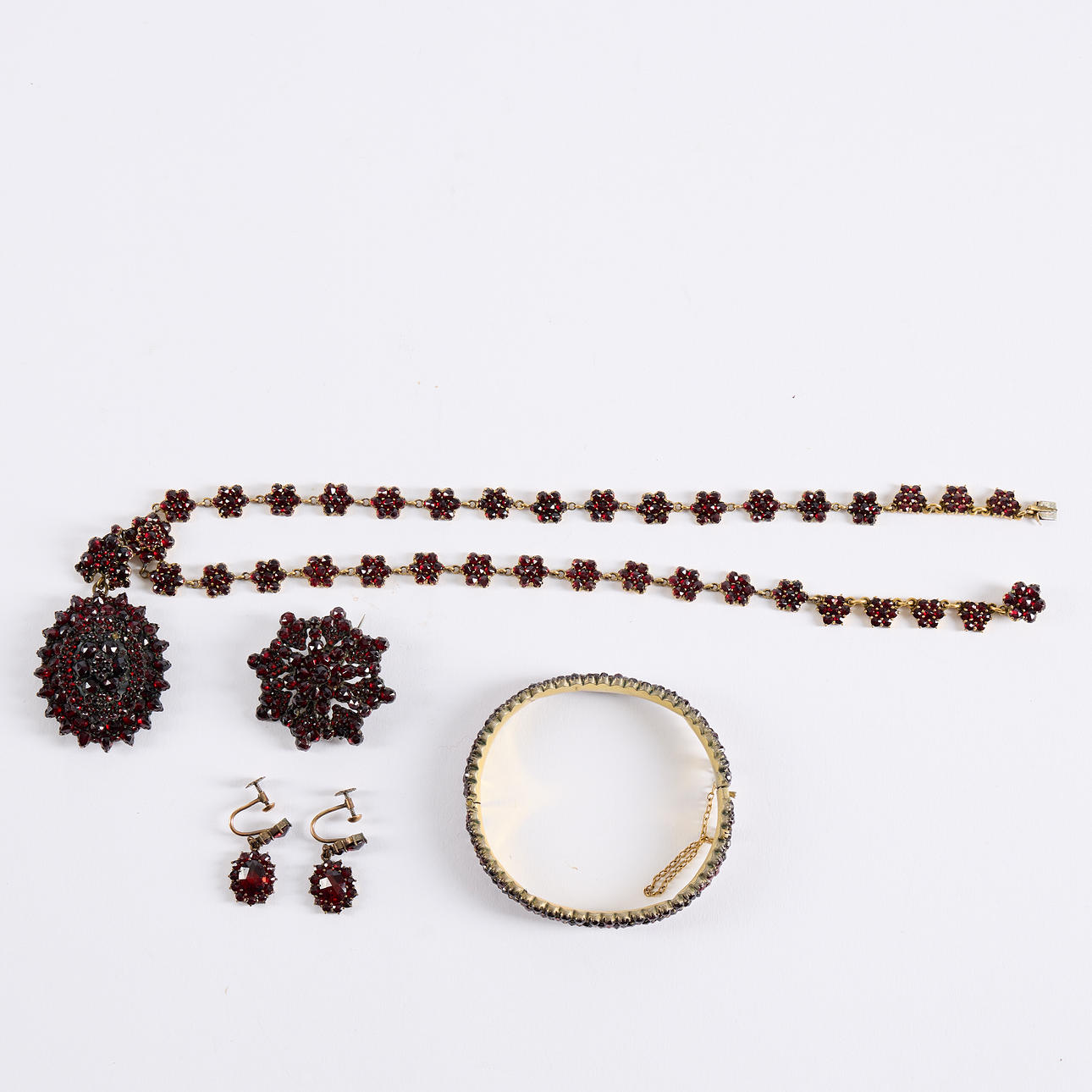 GARNITURE, 4 pieces, gilt silver and garnets.