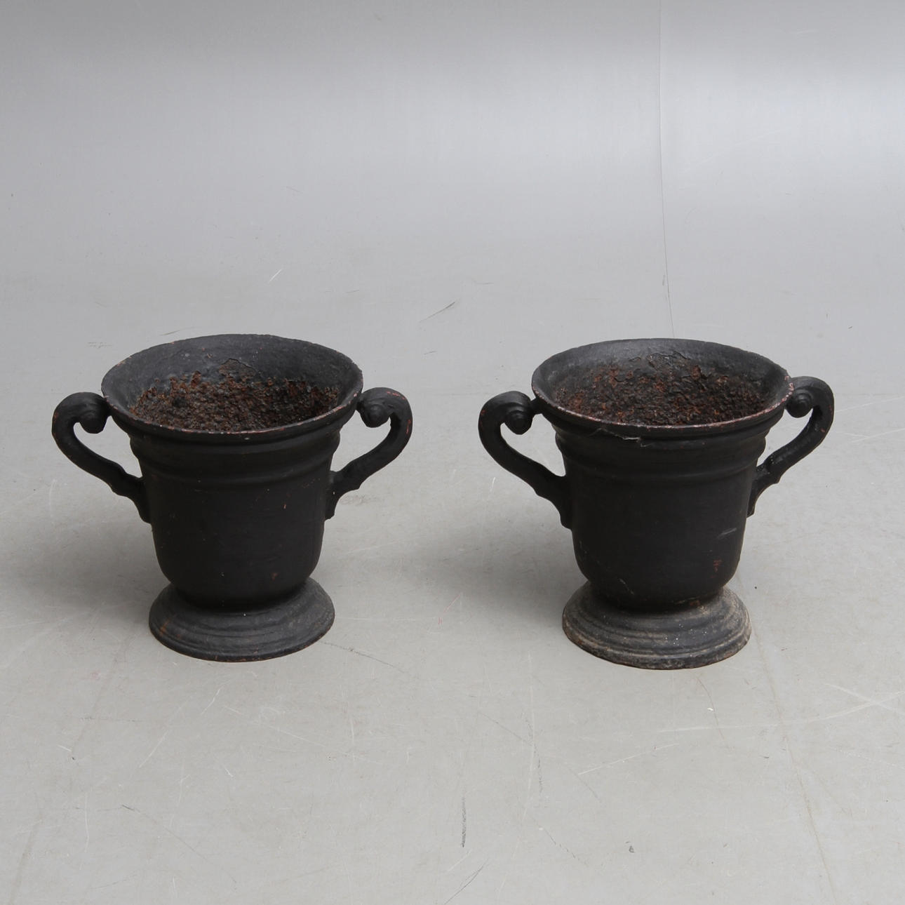 TRÄDGÅRDSURNOR, 1 par, gjutjärn.