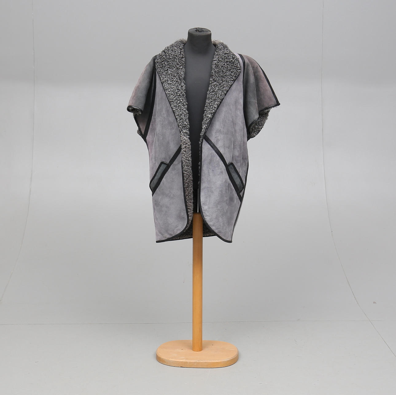 VÄST, mocca, fårskinn samt skinndetaljer, stlk ca 44.