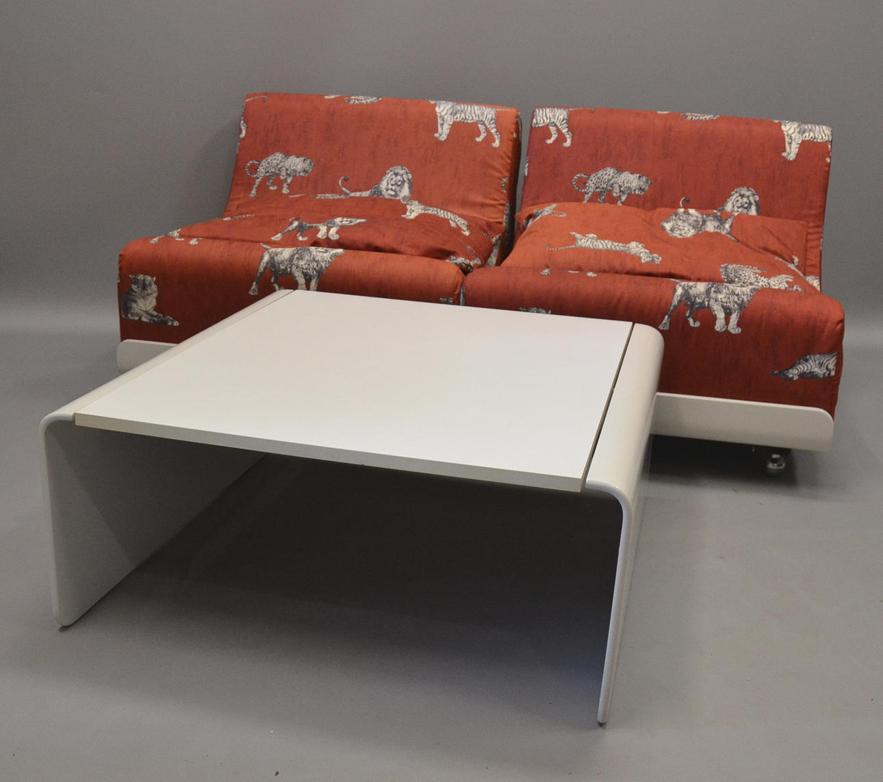 LUIGI COLANI. Två stolar och ett bord ORBIS för COR.