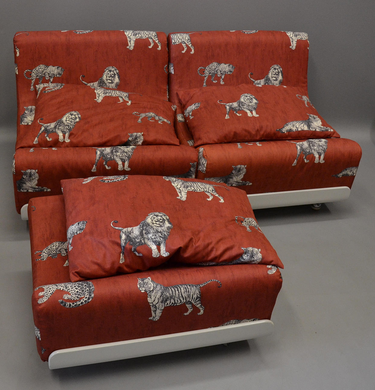 LUIGI COLANI. Två stolar och ett bord ORBIS för COR.