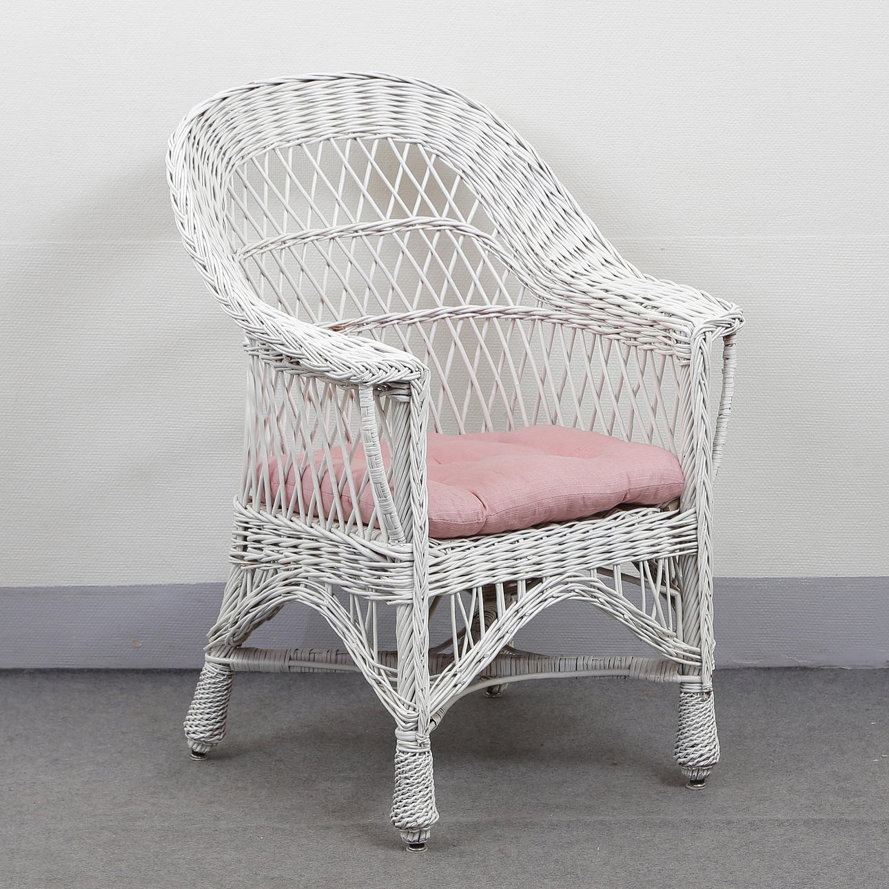 KORGSTOL, VIT MED ROSA DYNA, 1900-TAL.